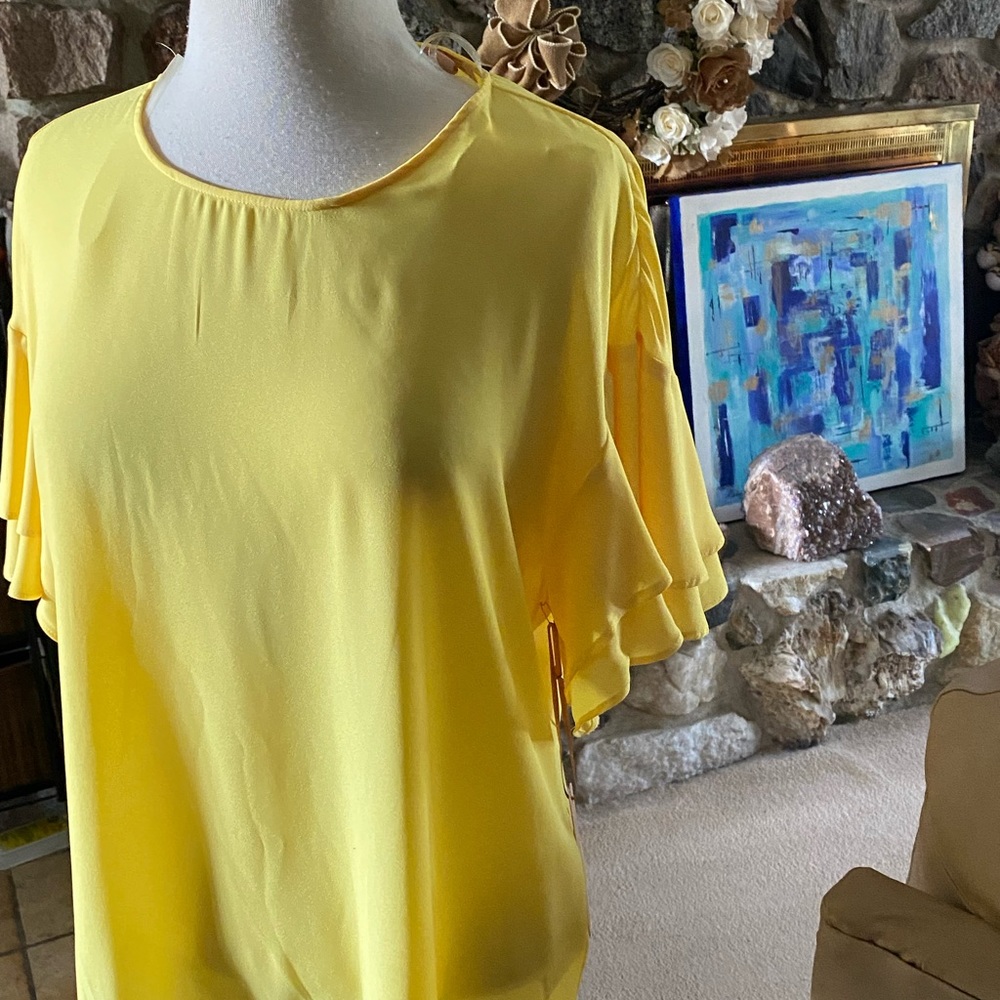 Lemon 🍋 color blouse with cute short sleeves